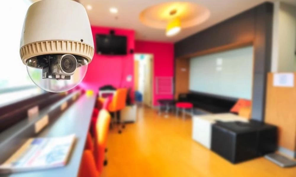 «Big Brother» και «έφοδος» στο σπίτι σε εργαζόμενο με τηλεργασία